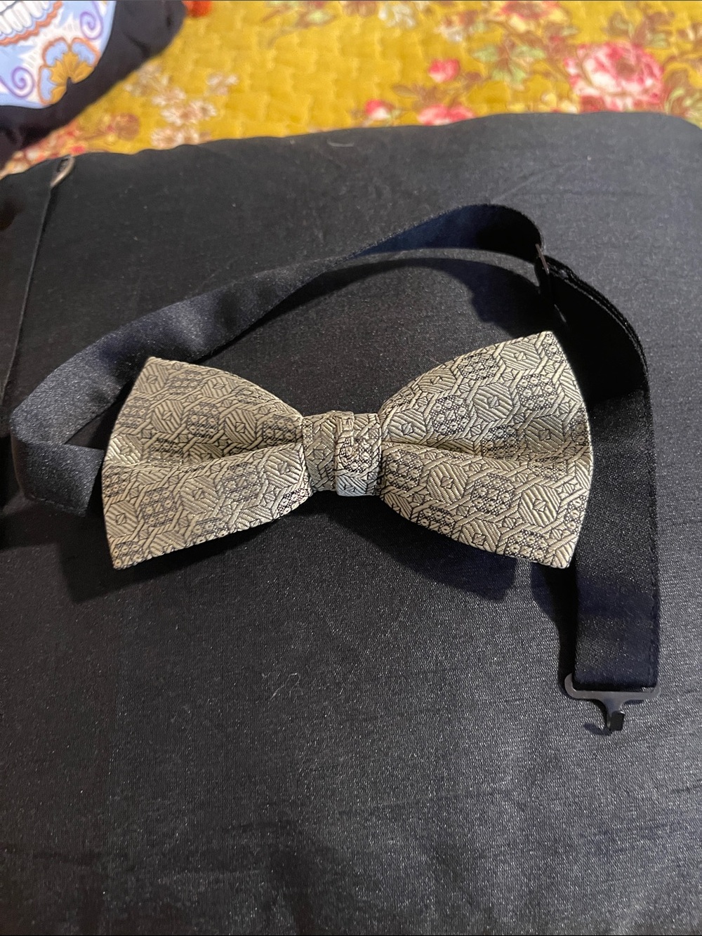 Men's Black Adjustable Bow Tie with Patterned Silver-Grey Front